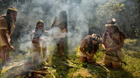 Indigenous Waorani women at work in Pestaza, Ecuador. ©IFAD/Carla Francescutti
