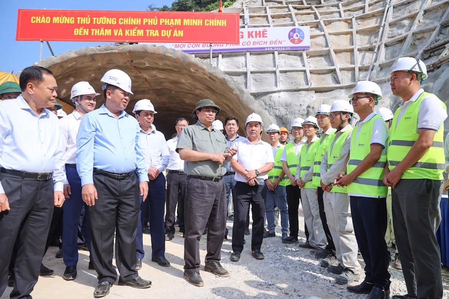 Thủ tướng kiểm tra tại hầm số 2 (Km 71) dự án cao tốc Đồng Đăng - Trà Lĩnh tại Bản Néng, xã Thụy Hùng, huyện Thạch An, tỉnh Cao Bằng, ngày 14/11/2024. Ảnh: VGP