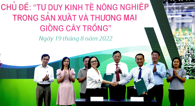 Description: Bà Hà Thị Loan, Phó Giám ĐốcTrung tâm Công nghệ sinh học TP.HCM và ông&nbsp;Nguyễn Quốc Phong, Phó Tổng giám đốc công ty Cổ phần Giống Cây trồng Miền Nam&nbsp;Ký kết thoả thuận hợp tác phát triển về giống cây trồng. Ảnh: Hồng Thuỷ.