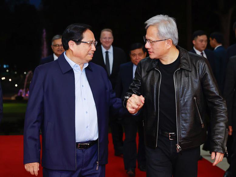 Thủ tướng Chính phủ Phạm Minh Chính tiếp ông Jensen Huang, Chủ tịch, Tổng Giám đốc Tập đoàn NVIDIA (Hoa Kỳ) - tập đoàn sản xuất chip đắt giá nhất thế giới với giá trị thị trường gần 1.200 tỷ USD, chiều 10/12/2024. Ảnh: VGP