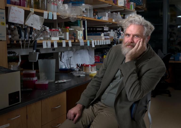 Giáo sư George Church, người đứng sau dự án hack gen.