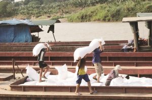 Xuất khẩu gạo: Đ&iacute;ch c&ograve;n xa