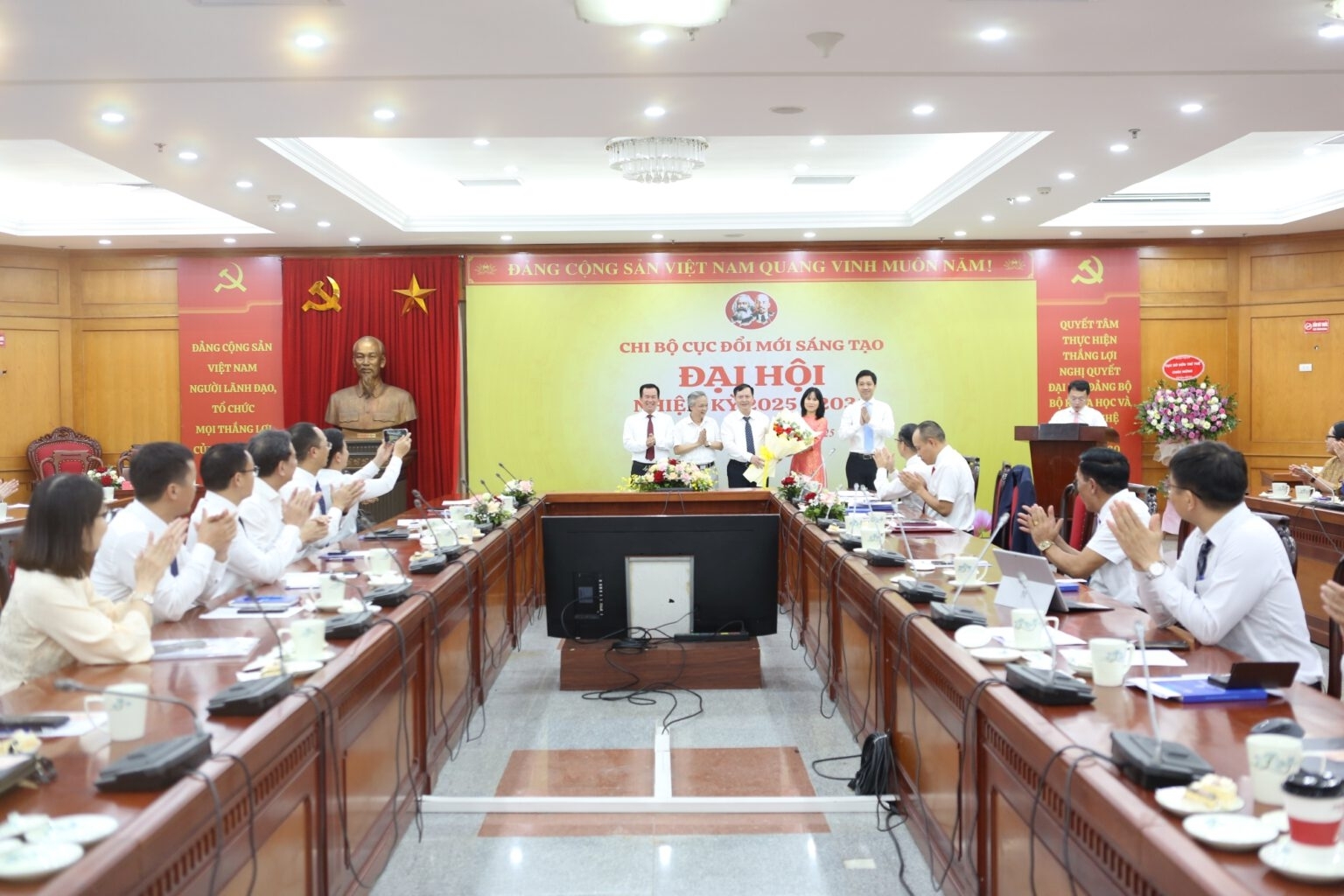 Chi bộ Cục Đổi mới s&aacute;ng tạo: Chủ động thiết kế thể chế, bứt ph&aacute; ch&iacute;nh s&aacute;ch th&uacute;c đẩy khoa học, c&ocirc;ng nghệ v&agrave; đổi mới s&aacute;ng tạo quốc gia