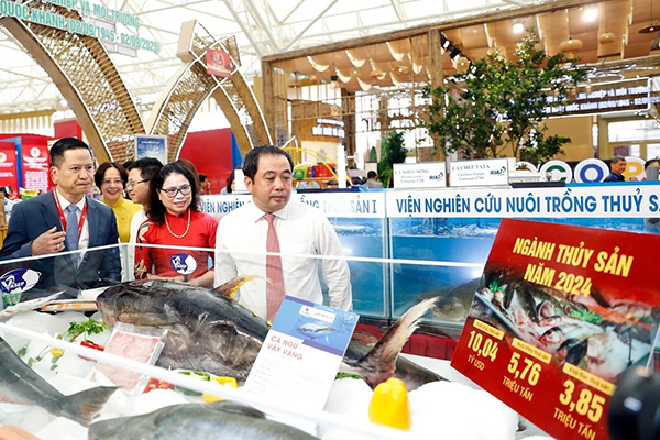 Bộ trưởng Bộ N&ocirc;ng nghiệp v&agrave; M&ocirc;i trường Trần Đức Thắng: Tạo ch&iacute;nh s&aacute;ch gi&uacute;p n&ocirc;ng d&acirc;n tự tin kiến tạo tương lai xanh