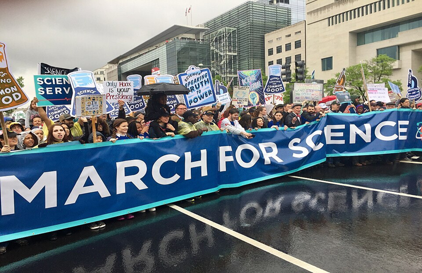 Giới khoa học Mỹ dậy s&oacute;ng v&igrave; kế hoạch cải tổ t&agrave;i trợ của &ocirc;ng Trump