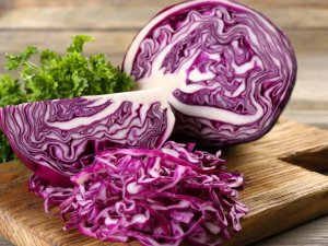 Bắp cải t&iacute;m c&oacute; thể gi&uacute;p tạo m&agrave;u xanh lam cho ng&agrave;nh thực phẩm