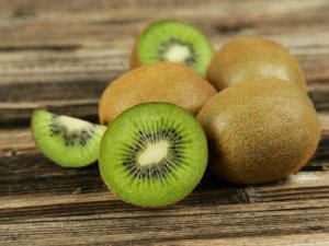 Quả kiwi c&oacute; h&agrave;m lượng vitamin C cao bằng cam