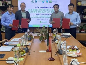 Lễ chuyển giao Hệ thống số theo d&otilde;i v&agrave; b&aacute;o c&aacute;o hoạt động sản xuất l&uacute;a (RiceMore)